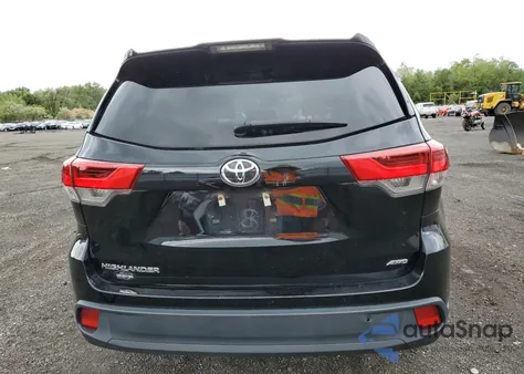 2019 Toyota Highlander Le z USA, uszkodzony, nr VIN 5TDBZRFH0KS960533